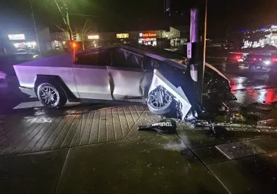 tesla cybertruck crashes pole running full -driving software